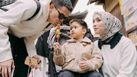 Tanghulu itu juga dinikmati oleh sang anak. Begini potret kuliner keluarga yang harmonis itu di Jepang. Foto: Instagram @thereal_rezkyaditya