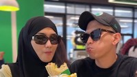 Pasangan selebriti ini juga pernah menunjukkan potret manis ketika berada di gerai sandwich Subway. Mereka menikmati seporsi sandwich untuk berdua. Foto: Instagram @thereal_rezkyaditya