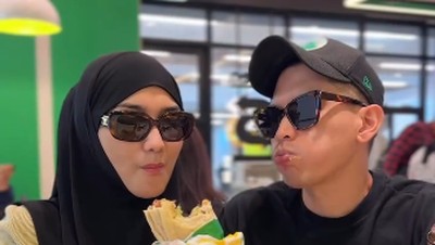 Pose Keren Rezky Aditya Saat Kulineran Bareng Citra Kirana