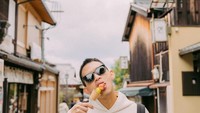 Momen kuliner Rezky Aditya tampak seru. Salah satunya ketika menikmati tanghulu saat liburan di Jepang. Foto: Instagram @thereal_rezkyaditya
