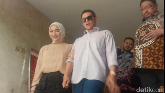 Rezky Aditya dan Citra Kirana di Polda Metro Jaya.