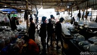 Pasar Ikan Hias Parung menjadi salah satu sentra ikan hias terbesar di Indonesia yang memiliki nilai transaksi miliaran Rupiah. Ikan yang dijual juga sudah diekspor ke luar negeri.   