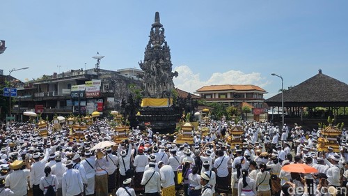 Ribuan umat Hindu mengiringi prosesi ritual macepuk di Catus Pata Klungkung, Kamis (7/11/2024). (Putu Krista/detikBali)