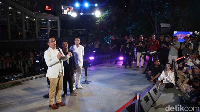 Ridwan Kamil dan Raffi Ahmad Hadiri Dialog Terbuka di Sarinah Cagub DKI Jakarta Ridwan Kamil bersama Raffi Ahmad dan para artis melakukan dialog terbuka kepada masyarakat saat acara After Office di Sarinah, Jakarta Pusat, Kamis (7/11/2024). Dalam dialog tersebut Ridwan Kamil membahas tentang lapangan kerja, industri kreatif dan berbagai permasalahan di Jakarta.