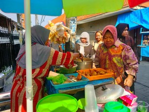 Ziarah ke Makam Sunan Giri, Risma Diajak Foto-Dicurhati Tukang Ojek