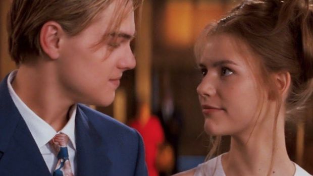 Cuplikan adegan Leonardo DiCaprio dan Claire Danes di Romeo + Juliet.