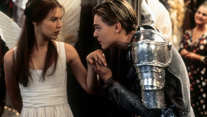 Cuplikan adegan Leonardo DiCaprio dan Claire Danes di Romeo + Juliet.
