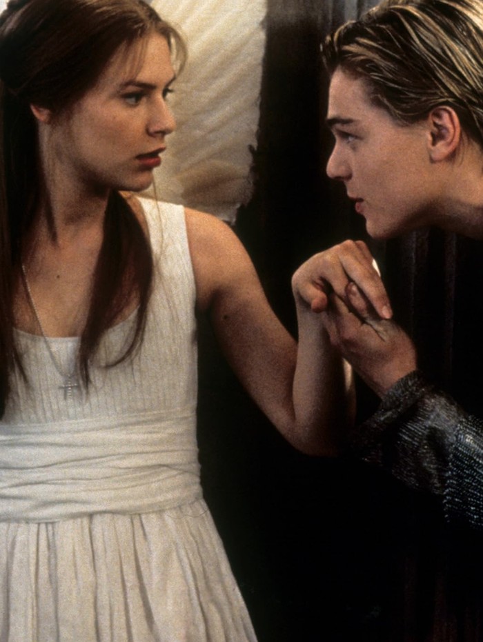 Cuplikan adegan Leonardo DiCaprio dan Claire Danes di Romeo + Juliet.