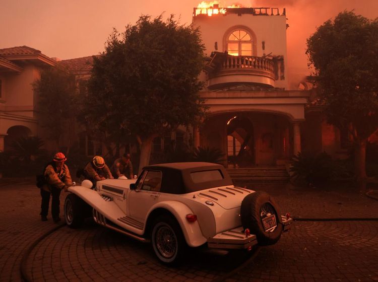 Rumah-rumah Mewah di California Dilalap Api Kebakaran Hutan