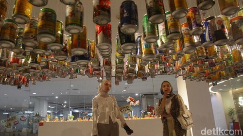 Pengunjung menyimak berbagai karya seni yang ditampilkan dalam pameran Art Love U di Jakarta Design Center, Jl S. Parman, Jakarta, Kamis (7/11/2024). Pameran ini menampilkan karya 43 seniman yang mencoba membedah makna cinta dalam perspektif lebih luas. Pameran yang digelar Jakarta Design Center ini dikuratori oleh Mikke Susanto. Pameran berlangsung hingga 2 November.