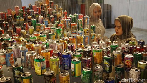 Pengunjung menyimak berbagai karya seni yang ditampilkan dalam pameran Art Love U di Jakarta Design Center, Jl S. Parman, Jakarta, Kamis (7/11/2024). Pameran ini menampilkan karya 43 seniman yang mencoba membedah makna cinta dalam perspektif lebih luas. Pameran yang digelar Jakarta Design Center ini dikuratori oleh Mikke Susanto. Pameran berlangsung hingga 2 November.