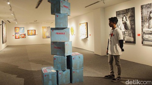 Pengunjung menyimak berbagai karya seni yang ditampilkan dalam pameran Art Love U di Jakarta Design Center, Jl S. Parman, Jakarta, Kamis (7/11/2024). Pameran ini menampilkan karya 43 seniman yang mencoba membedah makna cinta dalam perspektif lebih luas. Pameran yang digelar Jakarta Design Center ini dikuratori oleh Mikke Susanto. Pameran berlangsung hingga 2 November.