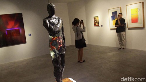 Pengunjung menyimak berbagai karya seni yang ditampilkan dalam pameran Art Love U di Jakarta Design Center, Jl S. Parman, Jakarta, Kamis (7/11/2024). Pameran ini menampilkan karya 43 seniman yang mencoba membedah makna cinta dalam perspektif lebih luas. Pameran yang digelar Jakarta Design Center ini dikuratori oleh Mikke Susanto. Pameran berlangsung hingga 2 November.