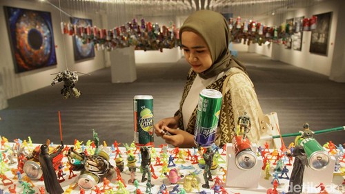 Pengunjung menyimak berbagai karya seni yang ditampilkan dalam pameran Art Love U di Jakarta Design Center, Jl S. Parman, Jakarta, Kamis (7/11/2024). Pameran ini menampilkan karya 43 seniman yang mencoba membedah makna cinta dalam perspektif lebih luas. Pameran yang digelar Jakarta Design Center ini dikuratori oleh Mikke Susanto. Pameran berlangsung hingga 2 November.