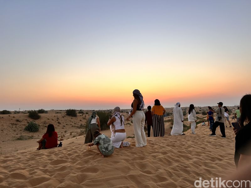 Safari gurun di Dubai menawarkan pengalaman yang tak terlupakan bagi para petualang yang ingin menikmati keindahan gurun pasir saat senja tiba.