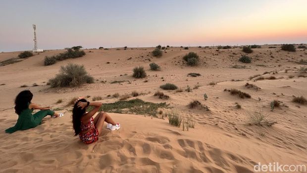 Safari gurun di Dubai menawarkan pengalaman yang tak terlupakan bagi para petualang yang ingin menikmati keindahan gurun pasir saat senja tiba.