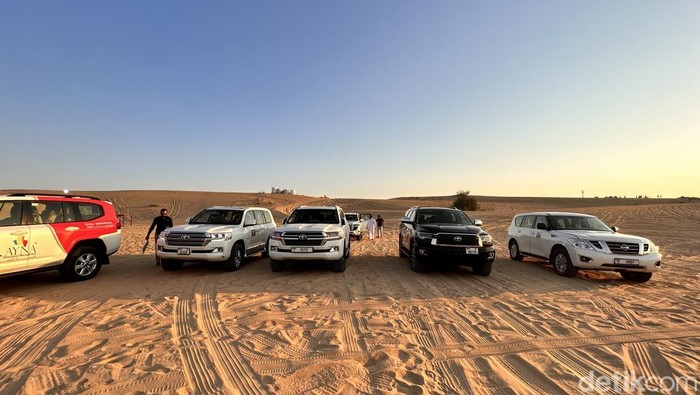 Safari gurun di Dubai menawarkan pengalaman yang tak terlupakan bagi para petualang yang ingin menikmati keindahan gurun pasir saat senja tiba.