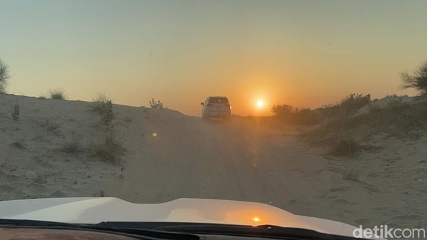 Safari gurun di Dubai menawarkan pengalaman yang tak terlupakan bagi para petualang yang ingin menikmati keindahan gurun pasir saat senja tiba.