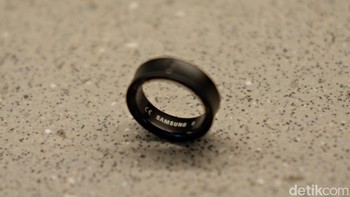 Galaxy Ring dibuat pakai bahan premium, termasuk lapisan titanium untuk meningkatkan daya tahan. Hadir dalam varian warna Titanium Black, Titanium Silver dan Titanium Gold. Foto: Adi Fida Rahman/detikINET