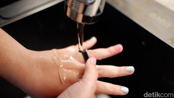 Perangkat wearable ini sudah mengantongi anti air dan debu IP68 dan dapat menahan kedalaman hingga 100 meter dengan peringkat 10ATM-nya. Hal ini membuat Galaxy Ring menjadi aksesori yang canggih namun kokoh, cocok untuk semua kasus penggunaan. Foto: Adi Fida Rahman/detikINET