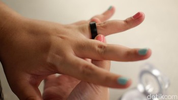 Setiap data yang terkumpul, mulai dari aktivitas harian, pemantauan denyut jantung, variabilitas denyut jantung, hingga kualitas tidur, diolah Galaxy AI menjadi Energy Score untuk mengetahui kondisi tubuh sebelum menjalani hari. Informasi ini kemudian diterjemahkan menjadi insight yang terpersonalisasi di Samsung Health. Nantinya, hasil analisis ini dapat memberikan wellness tips yang menyarankan rutinitas untuk membantu kamu mencapai tujuan kesehatan, serta memahami kondisi tubuh dan merancang gaya hidup yang lebih sehat sesuai kebutuhan pribadi. Foto: Adi Fida Rahman/detikINET