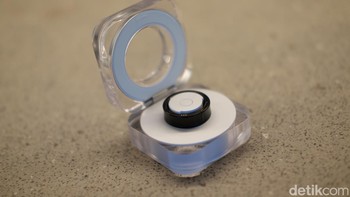 Case ini bisa untuk tiga kali mengisi ulang Ring. Terdapat pencahayaan LED estetika untuk menunjukkan status pengisian daya. Foto: Adi Fida Rahman/detikINET