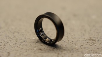 Galaxy Ring mendukung kesehatan jantung dengan Heart Rate Alert, memberi tahu pengguna tentang detak jantung abnormal secara real-time melalui aplikasi Samsung Health. Ini juga termasuk Live Heart Rate Check untuk metrik terperinci seperti detak jantung per menit dan durasi. Foto: Adi Fida Rahman/detikINET