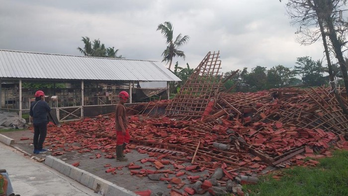 Sebuah joglo ambruk akibat hujan angin melanda Kabupaten Sleman, Kamis (7/11/2024).