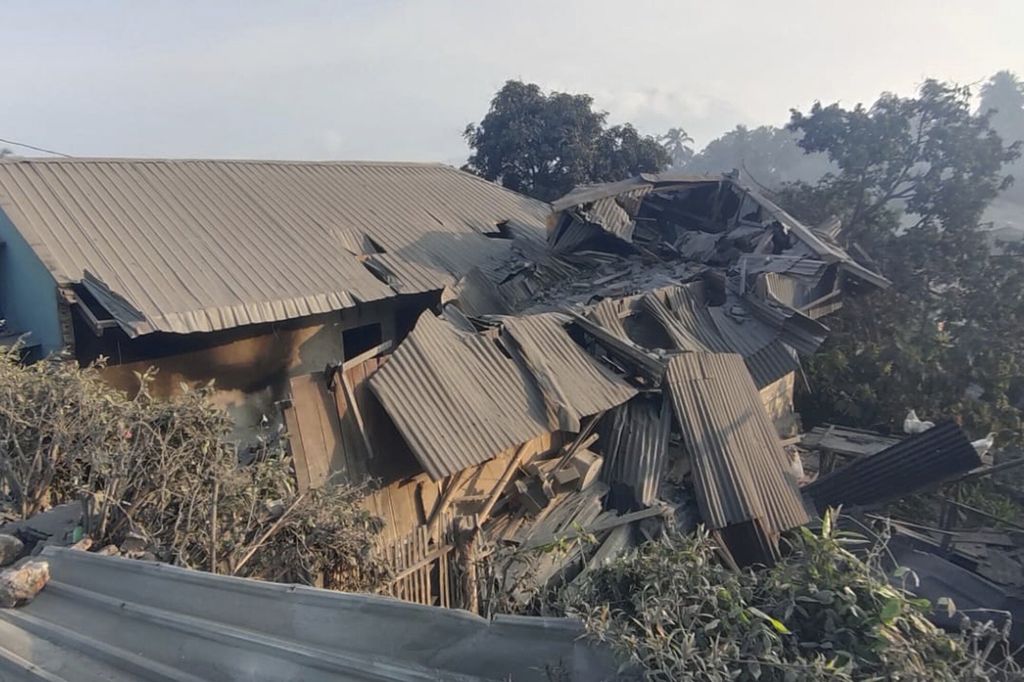 Sedikitnya 10 orang tewas akibat letusan Gunung Lewotobi Laki-laki di Kabupaten Flores Timur, Nusa Tenggara Timur. Jumlah korban jiwa diperkirakan masih akan terus meningkat, Rabu (6/11/2024). (AP Photo)