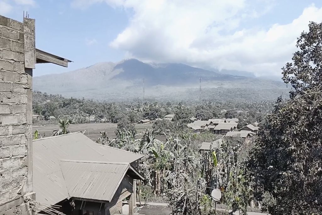 Sedikitnya 10 orang tewas akibat letusan Gunung Lewotobi Laki-laki di Kabupaten Flores Timur, Nusa Tenggara Timur. Jumlah korban jiwa diperkirakan masih akan terus meningkat, Rabu (6/11/2024). (AP Photo)