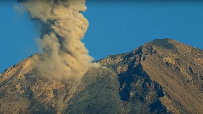 Gunung Semeru di Lumajang, Jawa Timur kembali mengalami erupsi. Erupsi berupa letusan yang membentuk kolom abu setinggi 500 meter di atas puncak kawah. Kolom abu teramati berwarna kelabu dengan intensitas sedang.