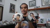 Batu kali yang dilukis ini banyak dipesan sebagai dekorasi rumah dan juga cendera mata pernikahan.  