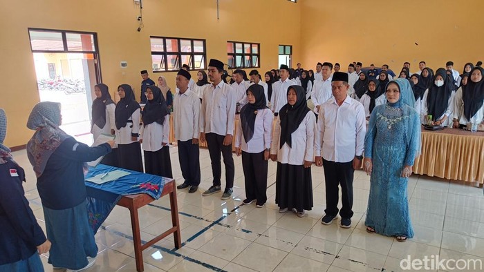 Seorang warga Banyumas, Mbak Atul mengikuti pelantikan KPPS dengan memakai pakaian pengantin lantaran baru saja menjalankan akad nikah, Kamis (7/11/2024).
