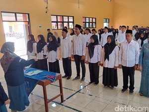Usai Akad Nikah, Mbak Atul DIlantik Jadi KPPS Banyumas Pakai Baju Pengantin