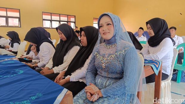 Seorang warga Banyumas, Mbak Atul mengikuti pelantikan KPPS dengan memakai pakaian pengantin lantaran baru saja menjalankan akad nikah, Kamis (7/11/2024).