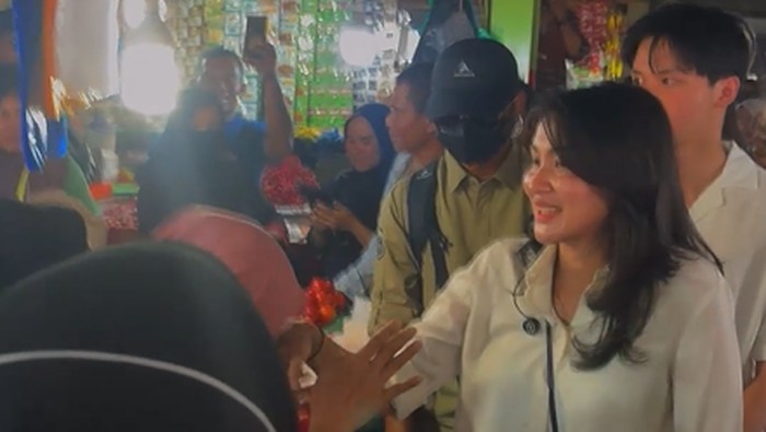 Sherly Tjoanda blusukan di pasar Kota Ternate.
