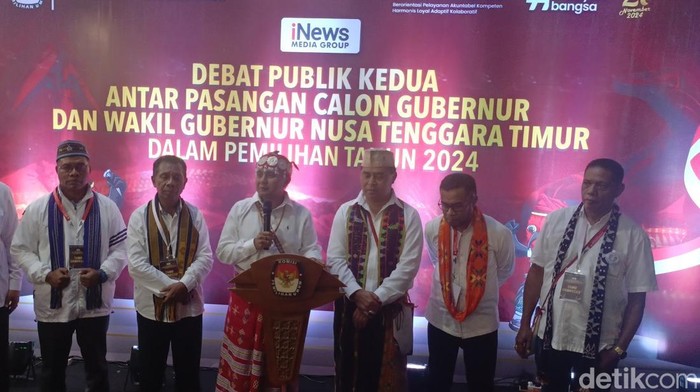Simon-Adrianus saat memberikan keterangan kepada awak media usai debat kedua, Kamis (6/11/2024). (Simon Selly/detikBali)