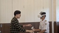 Challenge-nya beberapa siswa datang dari lingkungan yang nggak familier pakai komputer, kayak operasi sederhana di Windows, mesti diajari step by stepnya, jelas koordinator acara Metaverse Nusantara yang juga dosen STEI ITB, Algo Alghazali saat berbincang dengan detikEdu. Foto: (Dokumentasi Metaverse Nusantara - Lab Metaverse STEI ITB)