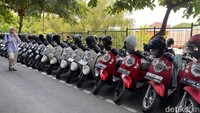 Sepeda motor Scoopy ditata dengan warna yang sama hingga nampak seperti di dealer. Pemandangan ini bisa dilihat di parkiran FK Unnes, Semarang, Kamis (7/11/2024).