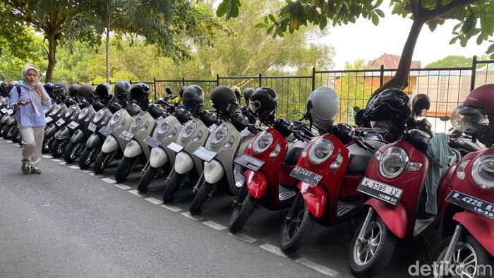 Suasana tempat parkir FK Unnes di Kelurahan Petompon, Kecamatan Gajahmungkur, Kota Semarang, Kamis (7/11/2024).