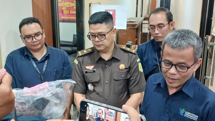 Tersangka Kecurangan SPBU Rest Area Karawang Diserahkan ke Kejati Jabar