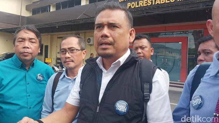Tim Bobby-Surya saat membuat laporan di Polrestabes Medan. (Foto: Finta Rahyuni/detikSumut).