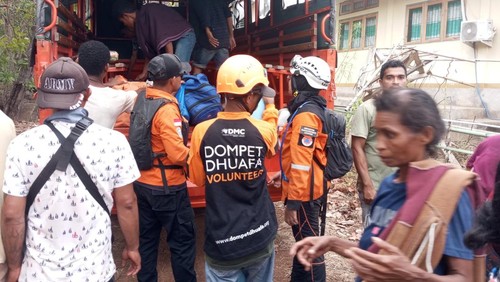 Tim SAR gabungan evakuasi warga terdampak erupsi Gunung Lewotobi Laki-laki di Flores Timur, NTT, Kamis (7/11/2024). (Foto: Dok. Basarnas Maumere)