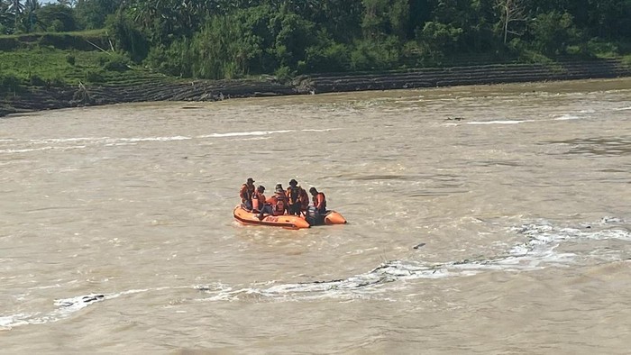 Tim SAR melakukan pencarian terhadap pemuda yang hilang usai lompat dari Bendungan Benteng di Pinrang.