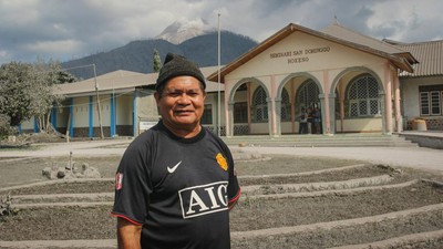 Tolak Mengungsi, Romo Martinus Pilih Jaga Sekolah Katolik dari Erupsi Lewotobi