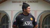 Ia melakukan ini sebagai bentuk tanggung jawabnya sebagai kepala sekolah calon rohaniawan Katolik itu. (ANTARA FOTO/Mega Tokan)