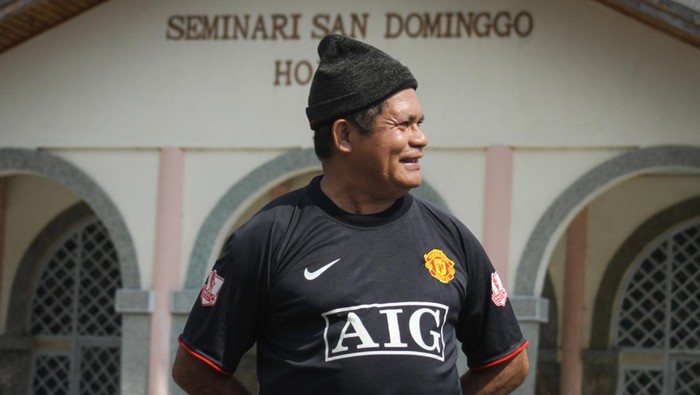 Rektor Seminari Menengah San Dominggo Pastor Martinus Kapitan Sogen berdiri dengan latar belakang sekolah yang dia pimpin di Hokeng Jaya, Wulanggitang, Kabupaten Flores Timur, Nusa Tenggara Timur, Rabu (6/11/2024). Meski seluruh warga desa telah mengungsi pascaerupsi Gunung Lewotobi Laki-laki, Romo Martinus memilih untuk tetap tinggal dan berjaga sebagai bentuk tanggung jawabnya sebagai kepala sekolah calon rohaniawan Katolik itu. ANTARA FOTO/Mega Tokan/app/foc.