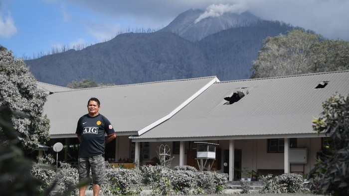 Tolak Mengungsi, Romo Martinus Pilih Jaga Sekolah Katolik dari Erupsi Lewotobi Rektor Seminari Menengah San Dominggo Pastor Martinus Kapitan Sogen berdiri dengan latar belakang sekolah yang dia pimpin dan Gunung Lewotobi Laki-laki di Hokeng Jaya, Wulanggitang, Kabupaten Flores Timur, Nusa Tenggara Timur, Rabu (6/11/2024). Meski seluruh warga desa telah mengungsi pascaerupsi Gunung Lewotobi Laki-laki, Romo Martinus memilih untuk tetap tinggal dan berjaga sebagai bentuk tanggung jawabnya sebagai kepala sekolah calon rohaniawan Katolik itu. ANTARA FOTO/Aditya Pradana Putra/foc.
