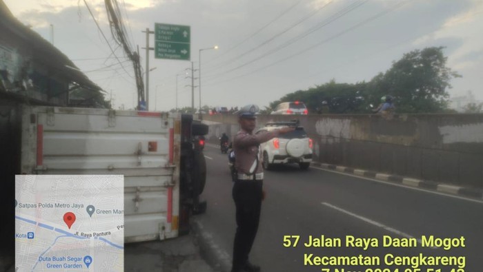 Truk Terbalik di Jakbar