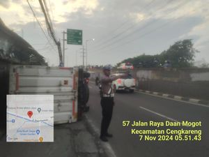 Truk Terbalik di Tanjakan Flyover Pesing Jakbar, Lalin Tersendat